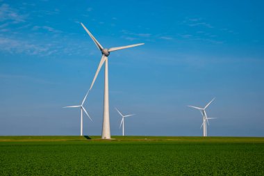 Dev yel değirmeni türbinleri, okyanus açıklarındaki yel değirmeni çiftliği, Westermeerwind parkı, deniz kenarında izole edilmiş yel değirmenleri Hollanda Flevoland Noordoostpolder