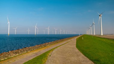 Dev yel değirmeni türbinleri, okyanus açıklarındaki yel değirmeni çiftliği, Westermeerwind parkı, deniz kenarında izole edilmiş yel değirmenleri Hollanda Flevoland Noordoostpolder
