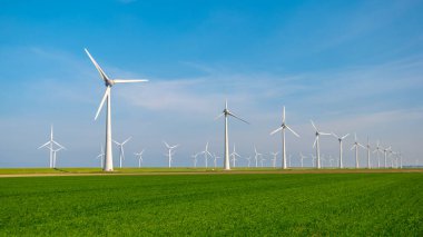 Dev yel değirmeni türbinleri, okyanus açıklarındaki yel değirmeni çiftliği, Westermeerwind parkı, deniz kenarında izole edilmiş yel değirmenleri Hollanda Flevoland Noordoostpolder