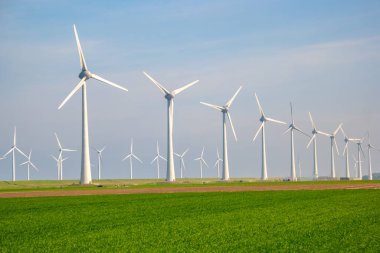 Dev yel değirmeni türbinleri, okyanus açıklarındaki yel değirmeni çiftliği, Westermeerwind parkı, deniz kenarında izole edilmiş yel değirmenleri Hollanda Flevoland Noordoostpolder