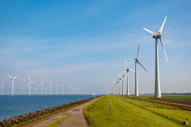 Dev yel değirmeni türbinleri, okyanus açıklarındaki yel değirmeni çiftliği, Westermeerwind parkı, deniz kenarında izole edilmiş yel değirmenleri Hollanda Flevoland Noordoostpolder