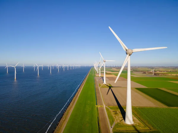 Dev yel değirmeni türbinleri, okyanus açıklarındaki yel değirmeni çiftliği, Westermeerwind parkı, deniz kenarında izole edilmiş yel değirmenleri Hollanda Flevoland Noordoostpolder