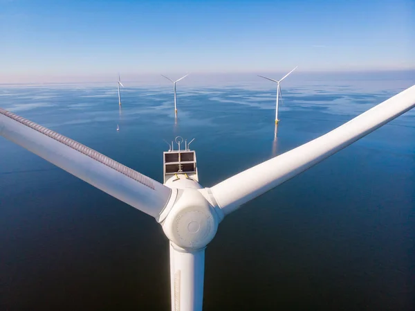 Enormes turbinas de molinos de viento, Offshore Windmill granja en el océano Westermeerwind park, molinos de viento aislados en el mar en un hermoso día brillante Holanda Flevoland Noordoostpolder — Foto de Stock