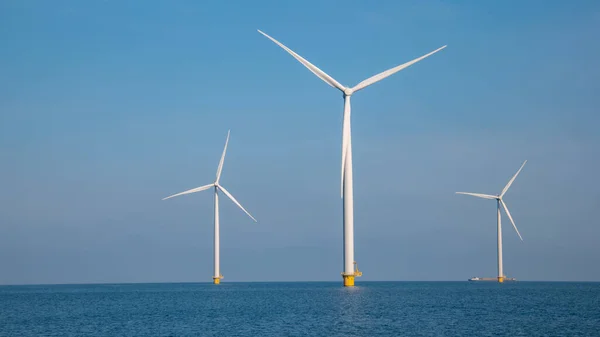 Enormes turbinas de molinos de viento, Offshore Windmill granja en el océano Westermeerwind park, molinos de viento aislados en el mar en un hermoso día brillante Holanda Flevoland Noordoostpolder —  Fotos de Stock