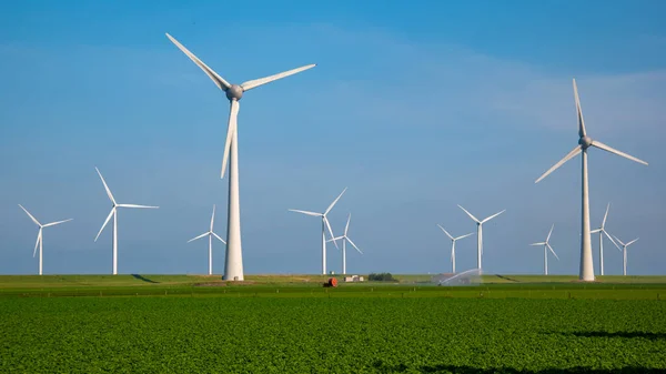 Hatalmas szélmalom turbinák, Offshore Windmill farm az óceán nyugati szélerőműparkjában, szélmalmok elszigetelve a tengeren egy gyönyörű fényes napon Hollandia Flevoland Noordoostpolder — Stock Fotó
