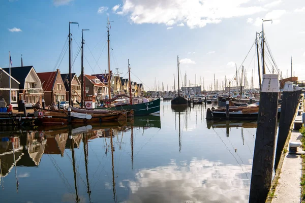 Урк Флеволанд Нидерланды солнечный весенний день в старой деревне Урк с рыбацкими лодками в гавани — стоковое фото