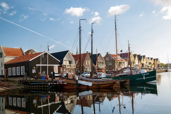 Urk Flevoland Holanda um dia de primavera ensolarado na antiga aldeia de Urk com barcos de pesca no porto — Fotografia de Stock