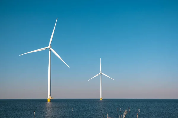 巨大な風車、海の洋上風力発電所Westmeerwind公園、美しい明るい日に海で孤立した風車オランダ｜Flevoland Noordoostpolder — ストック写真