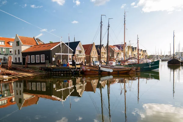 Urk Flevoland Holanda um dia de primavera ensolarado na antiga aldeia de Urk com barcos de pesca no porto — Fotografia de Stock