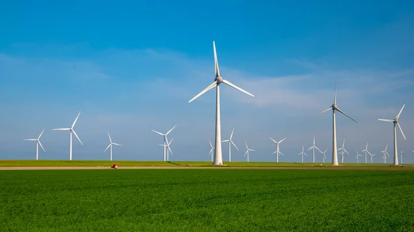 Turbinas de moinho de vento enormes, fazenda de moinho de vento offshore no oceano Westermeerwind park, moinhos de vento isolados no mar em um belo dia brilhante Holanda Flevoland Noordoostpolder — Fotografia de Stock