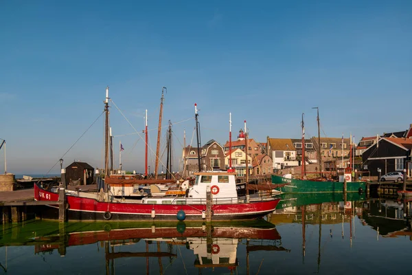 Urk Flevoland Holandia słoneczny wiosenny dzień w starej wiosce Urk z łodzi rybackich w porcie — Zdjęcie stockowe