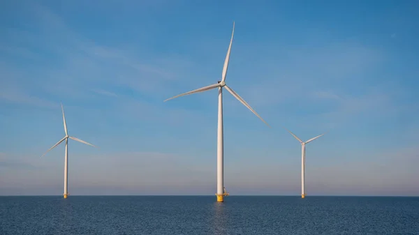 Enormes turbinas de molinos de viento, Offshore Windmill granja en el océano Westermeerwind park, molinos de viento aislados en el mar en un hermoso día brillante Holanda Flevoland Noordoostpolder — Foto de Stock