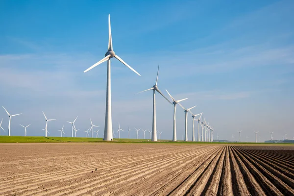 Dev yel değirmeni türbinleri, okyanus açıklarındaki yel değirmeni çiftliği, Westermeerwind parkı, deniz kenarında izole edilmiş yel değirmenleri Hollanda Flevoland Noordoostpolder