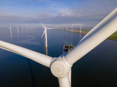 Dev yel değirmeni türbinleri, okyanus açıklarındaki yel değirmeni çiftliği, Westermeerwind parkı, deniz kenarında izole edilmiş yel değirmenleri Hollanda Flevoland Noordoostpolder