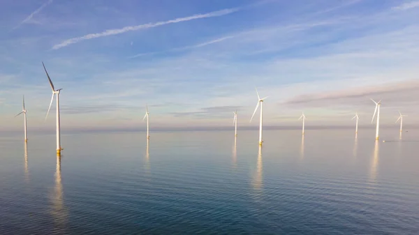 Enormes turbinas de molinos de viento, Offshore Windmill granja en el océano Westermeerwind park, molinos de viento aislados en el mar en un hermoso día brillante Holanda Flevoland Noordoostpolder —  Fotos de Stock