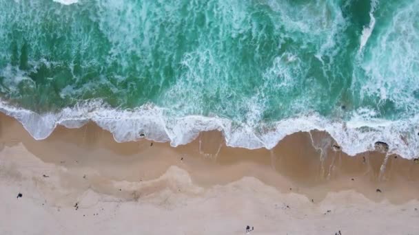 Drone uitzicht op Kogelbay strand West-Kaap Zuid-Afrika, Kogelbay Rugged Coast Line met spectaculaire bergen — Stockvideo