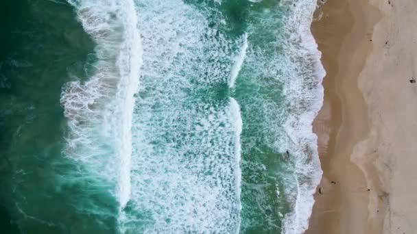 Vista del dron en la playa de Kogelbay Western Cape South Africa, Kogelbay Rugged Coast Line con espectaculares montañas — Vídeo de stock