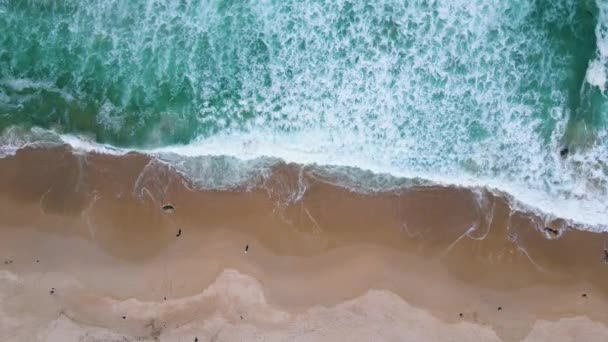 Vista del dron en la playa de Kogelbay Western Cape South Africa, Kogelbay Rugged Coast Line con espectaculares montañas — Vídeo de stock