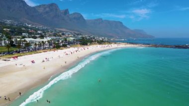Cape Town 'daki The Rock bakış açısıyla Campsbay' ın üzerinden, Camps Bay 'in üzerinden, Cape Town Güney Afrika' daki okyanusun üzerinden sis ile.