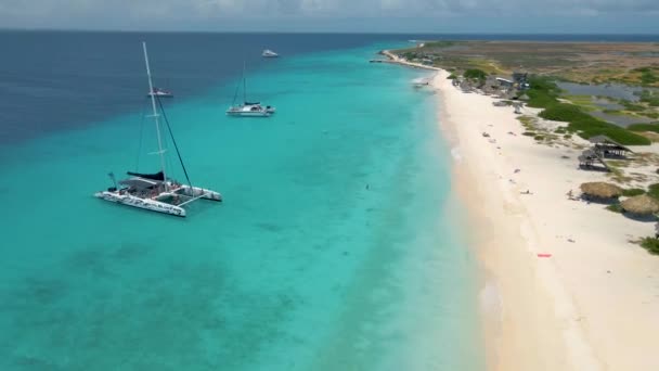 Klein Curacao, Μετάφραση Μικρό νησί Κουρασάο διάσημο για ημερήσιες εκδρομές και snorkling εκδρομές στις λευκές παραλίες και μπλε καθαρό ωκεανό, Klein Curacao Island στην Καραϊβική θάλασσα — Αρχείο Βίντεο