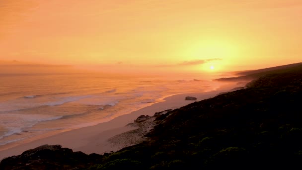 Tramonto a De Hoop Riserva naturale Sud Africa Western Cape, spiaggia più bella del Sud Africa con le dune bianche nella riserva naturale de hoop che fa parte del percorso del giardino — Video Stock