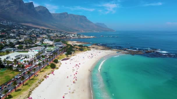 Pohled z pohledu The Rock v Kapském Městě přes Campsbay, pohled na Camps Bay s mlhou nad oceánem v Kapském Městě Jižní Africe — Stock video
