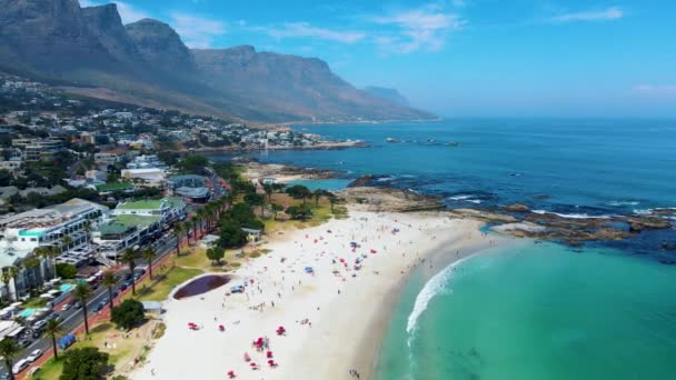 Utsikt från The Rock synvinkel i Kapstaden över Campsbay, utsikt över Camps Bay med dimma över havet i Kapstaden Sydafrika — Stockvideo