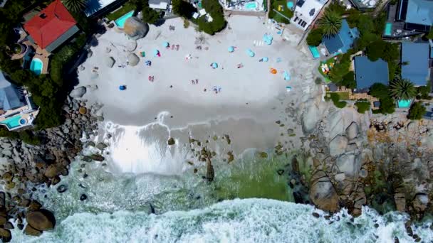 Widok z punktu widokowego Rock w Kapsztadzie nad Campsbay, widok na Camps Bay z mgłą nad oceanem w Kapsztadzie RPA — Wideo stockowe