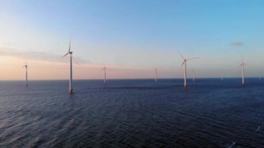 Okyanustaki yel değirmeni parkı, yeşil enerji üreten yel değirmeni türbinlerinin insansız hava görüntüsü, Hollanda 'da denizde izole edilmiş yel değirmenleri.