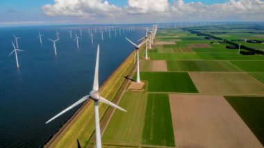 Okyanustaki yel değirmeni parkı, yeşil enerji üreten yel değirmeni türbinlerinin insansız hava görüntüsü, Hollanda 'da denizde izole edilmiş yel değirmenleri.