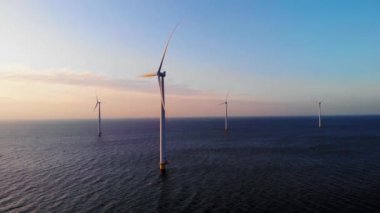 Okyanustaki yel değirmeni parkı, yeşil enerji üreten yel değirmeni türbinlerinin insansız hava görüntüsü, Hollanda 'da denizde izole edilmiş yel değirmenleri.