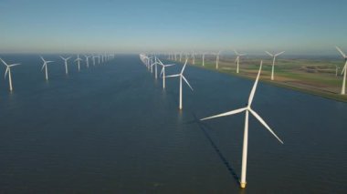 Okyanustaki yel değirmeni parkı, yeşil enerji üreten yel değirmeni türbinlerinin insansız hava görüntüsü, Hollanda 'da denizde izole edilmiş yel değirmenleri.