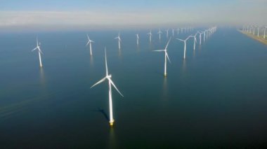 Okyanustaki yel değirmeni parkı, yeşil enerji üreten yel değirmeni türbinlerinin insansız hava görüntüsü, Hollanda 'da denizde izole edilmiş yel değirmenleri.