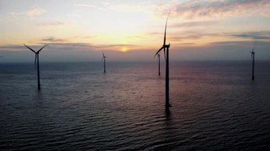 Okyanustaki yel değirmeni parkı, yeşil enerji üreten yel değirmeni türbinlerinin insansız hava görüntüsü, Hollanda 'da denizde izole edilmiş yel değirmenleri.