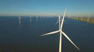 Okyanustaki yel değirmeni parkı, yeşil enerji üreten yel değirmeni türbinlerinin insansız hava görüntüsü, Hollanda 'da denizde izole edilmiş yel değirmenleri.
