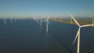 Okyanustaki yel değirmeni parkı, yeşil enerji üreten yel değirmeni türbinlerinin insansız hava görüntüsü, Hollanda 'da denizde izole edilmiş yel değirmenleri.
