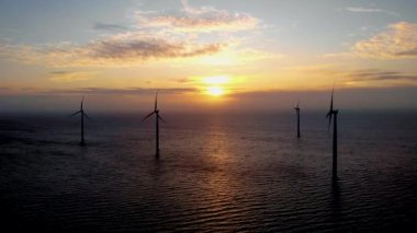 Okyanustaki yel değirmeni parkı, yeşil enerji üreten yel değirmeni türbinlerinin insansız hava görüntüsü, Hollanda 'da denizde izole edilmiş yel değirmenleri.