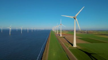 Okyanustaki yel değirmeni parkı, yeşil enerji üreten yel değirmeni türbinlerinin insansız hava görüntüsü, Hollanda 'da denizde izole edilmiş yel değirmenleri.