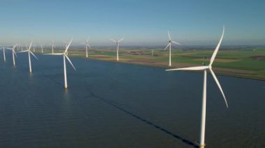 Okyanustaki yel değirmeni parkı, yeşil enerji üreten yel değirmeni türbinlerinin insansız hava görüntüsü, Hollanda 'da denizde izole edilmiş yel değirmenleri.