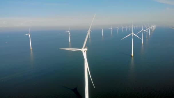 Parc éolien dans l'océan, vue aérienne par drone des éoliennes générant de l'énergie verte, éoliennes isolées en mer aux Pays-Bas — Video