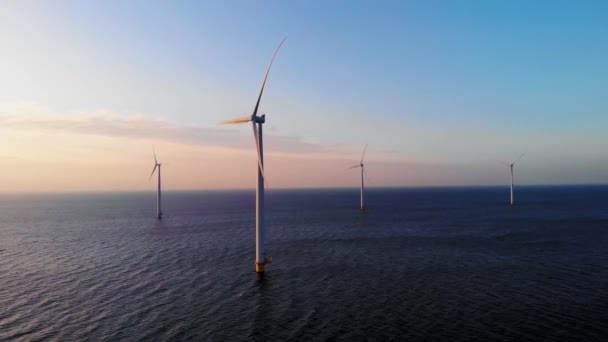 Вітряний парк в океані, вид вітрових турбін з повітрям, що генерують зелену енергію, вітряні млини, ізольовані в морі в Нідерландах. — стокове відео