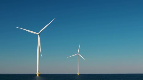 Parque de moinho de vento no oceano, visão aérea drone de turbinas de moinho de vento gerando energia verde elétrica, moinhos de vento isolados no mar nos Países Baixos — Vídeo de Stock