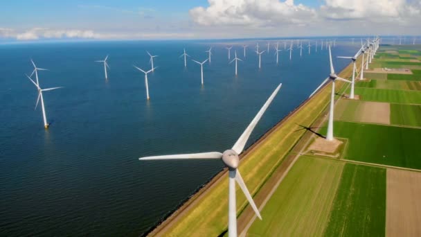 Parque de moinho de vento no oceano, visão aérea drone de turbinas de moinho de vento gerando energia verde elétrica, moinhos de vento isolados no mar nos Países Baixos — Vídeo de Stock