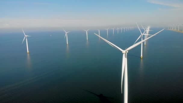 Parque de molinos de viento en el océano, vista aérea de drones de turbinas de molinos de viento que generan energía verde eléctrica, molinos de viento aislados en el mar en los Países Bajos — Vídeos de Stock