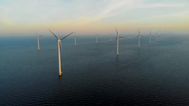 Szélmalom park az óceánban, drón légi kilátás szélmalom turbinák generáló zöld energia elektromos, szélmalmok elszigetelt tengeren Hollandiában — Stock videók