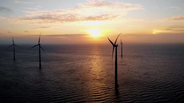 Park wiatraków w oceanie, widok z lotu ptaka na turbiny wiatraków wytwarzające energię elektryczną, wiatraki odizolowane na morzu w Holandii — Wideo stockowe