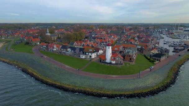 Urk Flevoland Nederländerna en solig vårdag i den gamla byn Urk med fiskebåtar vid hamnen — Stockvideo