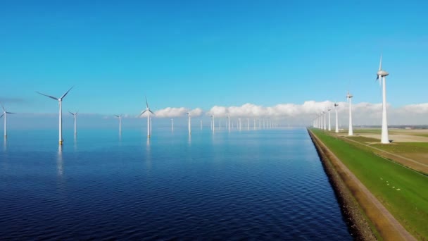 Okyanustaki yel değirmeni parkı, yeşil enerji üreten yel değirmeni türbinlerinin insansız hava görüntüsü, Hollanda 'da denizde izole edilmiş yel değirmenleri. — Stok video
