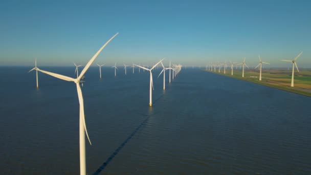 Parque de molinos de viento en el océano, vista aérea de drones de turbinas de molinos de viento que generan energía verde eléctrica, molinos de viento aislados en el mar en los Países Bajos — Vídeos de Stock