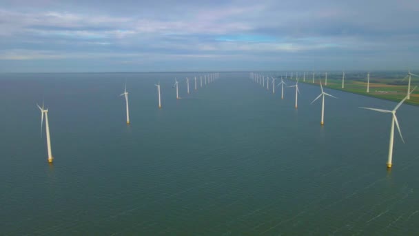 Okyanustaki yel değirmeni parkı, yeşil enerji üreten yel değirmeni türbinlerinin insansız hava görüntüsü, Hollanda 'da denizde izole edilmiş yel değirmenleri. — Stok video